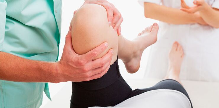 doctor examines knee pain